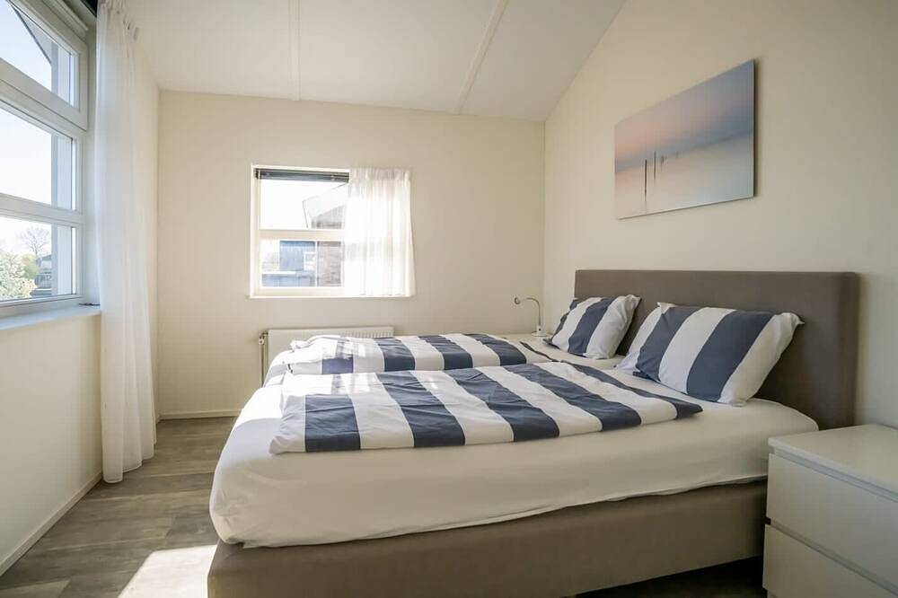 Dieses freistehende Inselhaus hat einen eigenen modernen Charme. Das Wohnzimmer befindet sich im Erd in Oude-Tonge, Goeree-Overflakkee