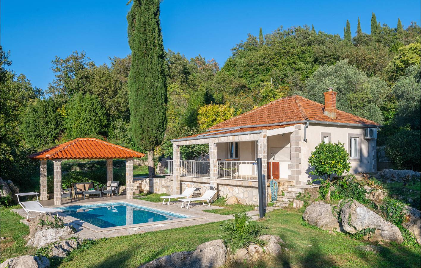 Modernes Apartment mit Pool, Parkplatz und WLAN in Küstennähe in Općina Konavle, Dubrovnik-Neretva