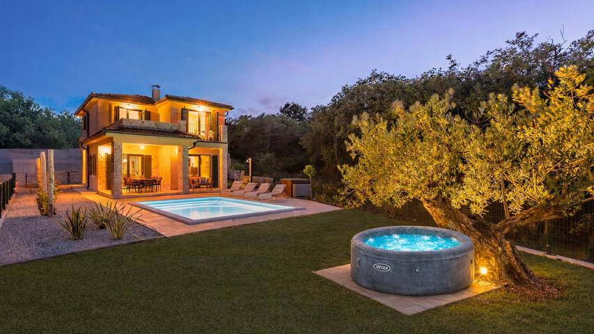 Villa pour 8 personnes, avec jacuzzi et sauna ainsi que terrasse et jardin à Vrbnik