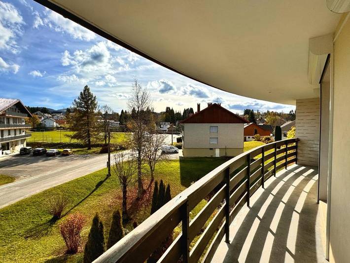Gîte pour 4 personnes, avec vue ainsi que balcon et vue sur le lac dans Lac des Rousses - 2