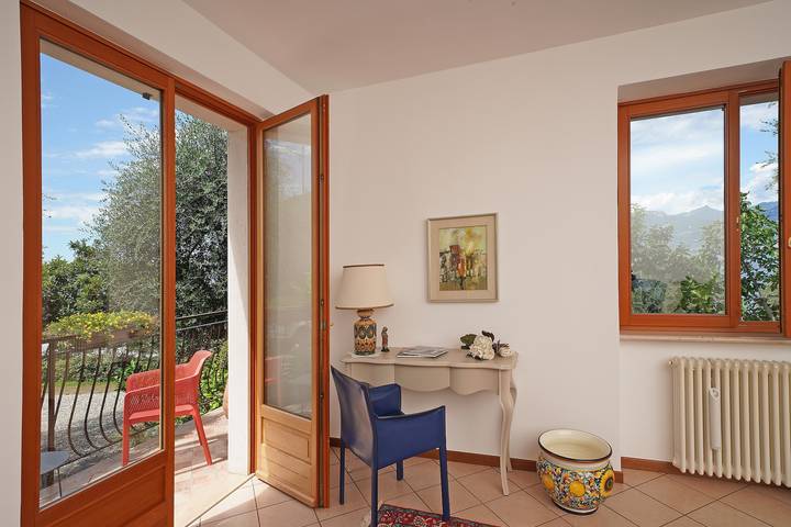 Entire apartment, Apartment "Anna Torri" with Beautiful Garden and Lake Views in Torri del Benaco, Garda Mountains