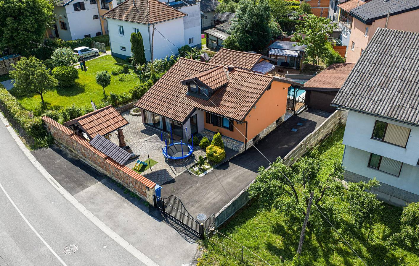 Geräumige 200 m² große Wohnung mit Pool in der Nähe des Stadtzentrums von Karlovac in Karlovac, Karlovac und Umgebung