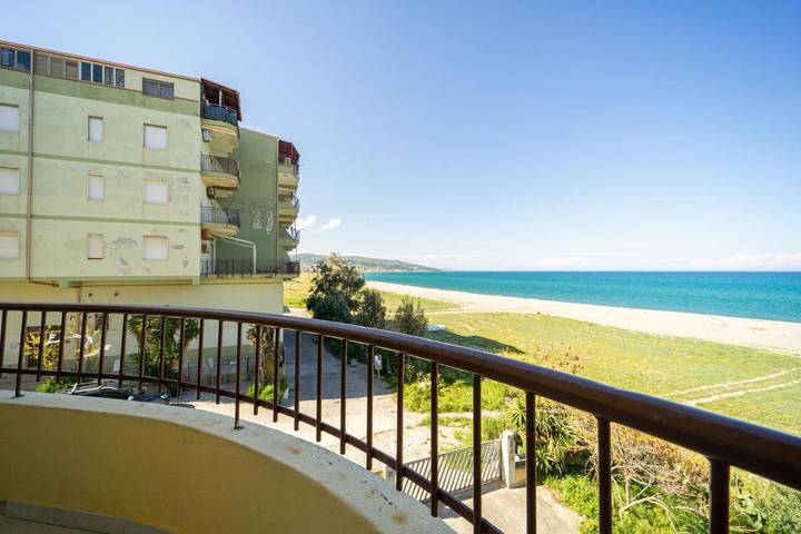 Gîte pour 6 personnes, avec Balcon et Terrasse ainsi que Jardin et Vue à Strongoli