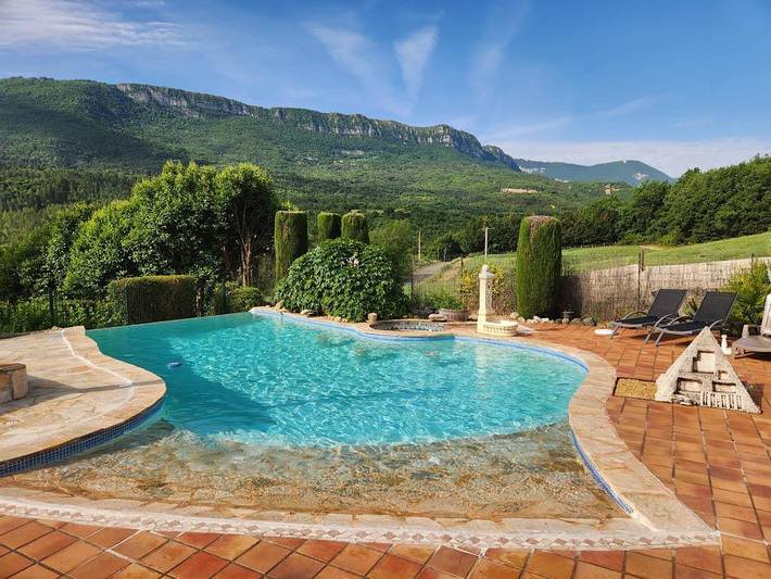 Gîte pour 2 personnes, avec Terrasse ainsi que Jardin et Piscine