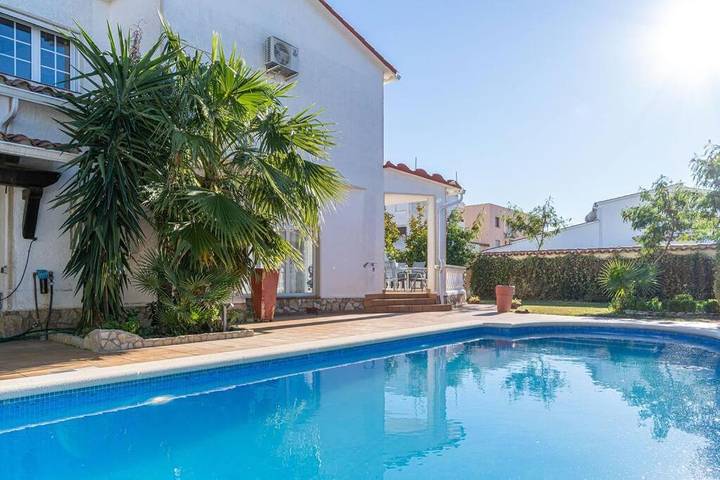 Chalet para 8 personas, con jardín además de vistas y piscina - 1
