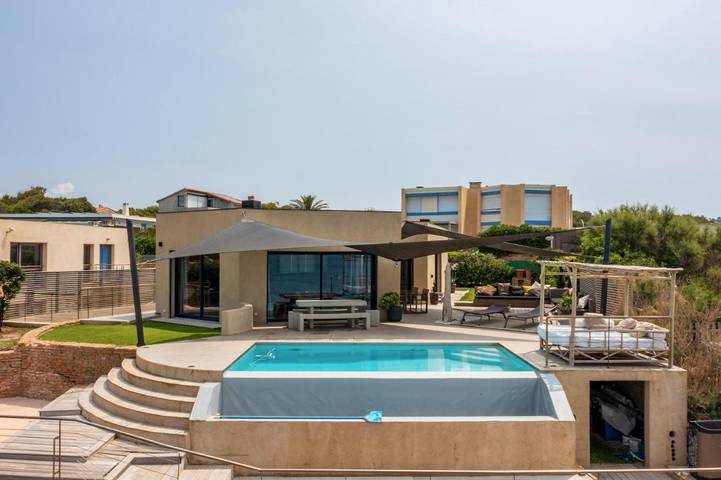 Location de vacances pour 8 personnes, avec vue ainsi que jardin et piscine dans Plage Du Rayolet - 2