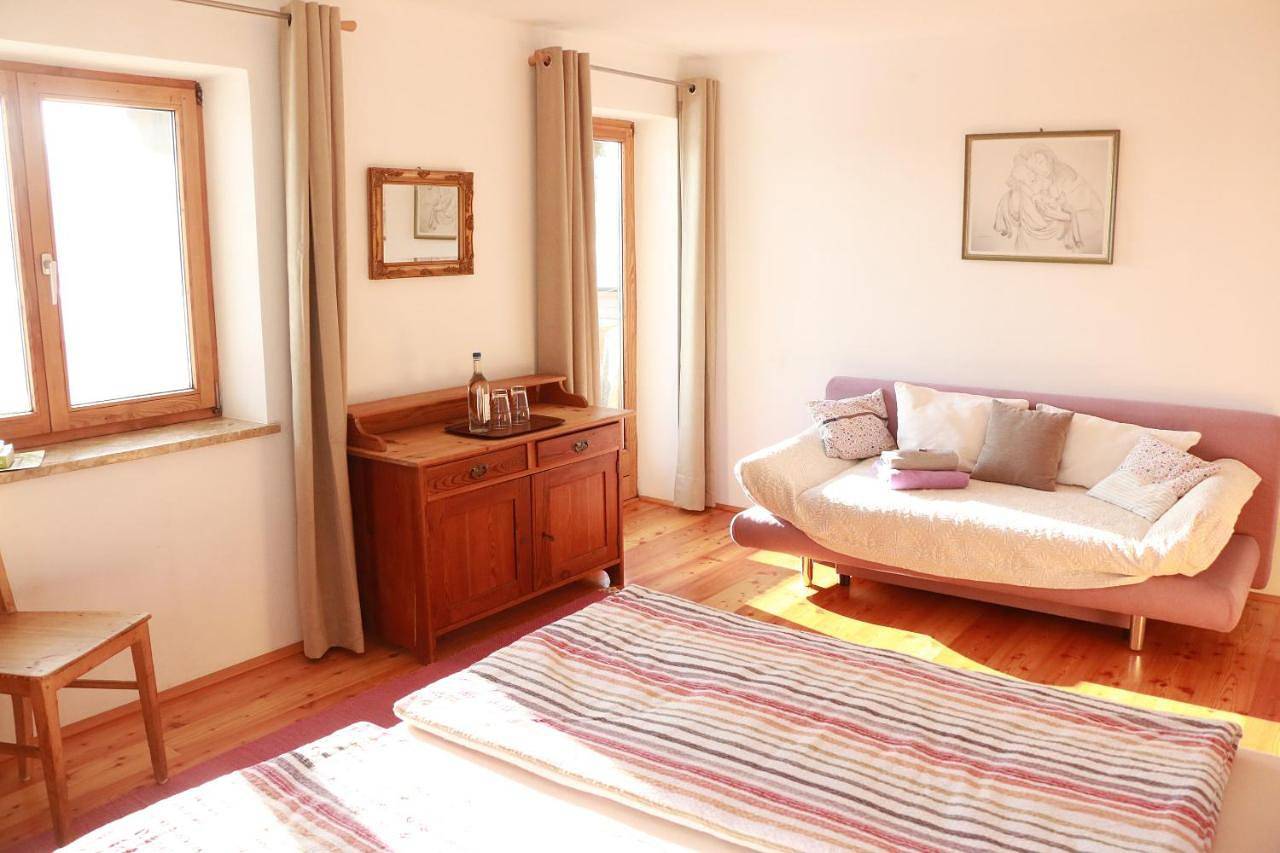 Ganze Ferienwohnung, Single Room with Shared Bathroom in Seekirchen am Wallersee, Bezirk Salzburg-Umgebung