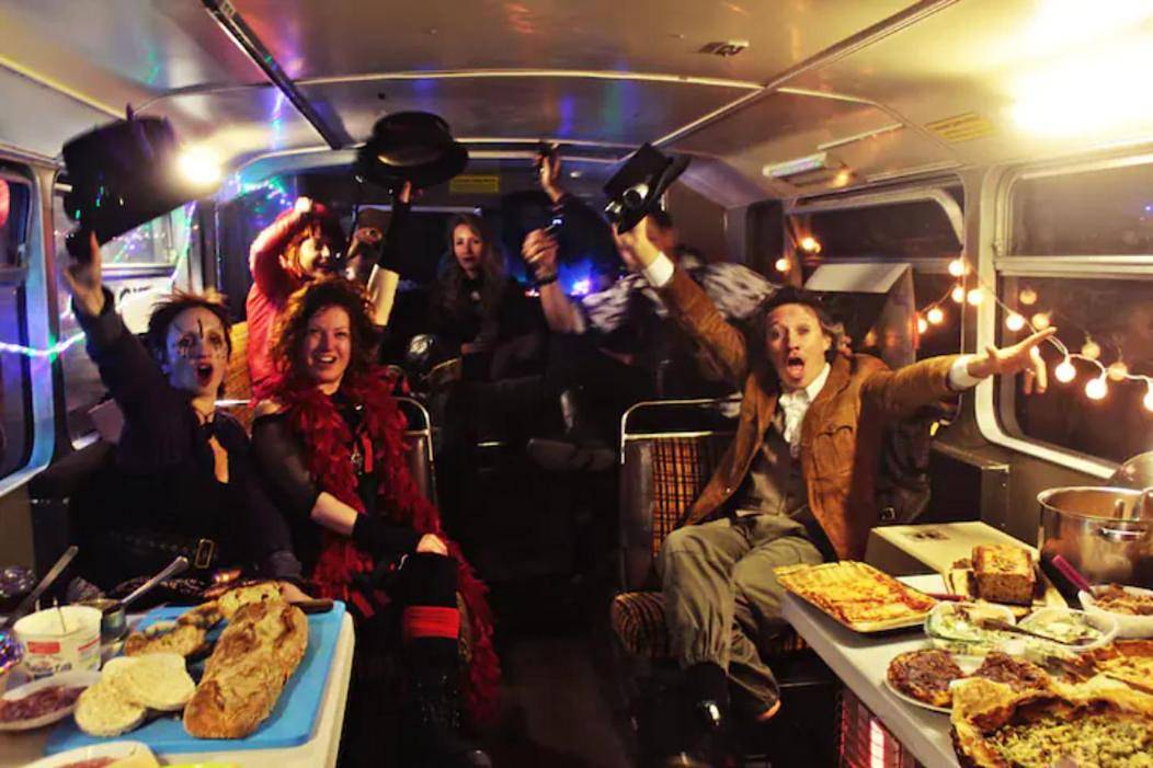 Le Yeslowbus en fête in Carla-Bayle, Ariège