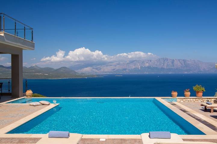 Villa for 10 people, with balcony in Alexandros