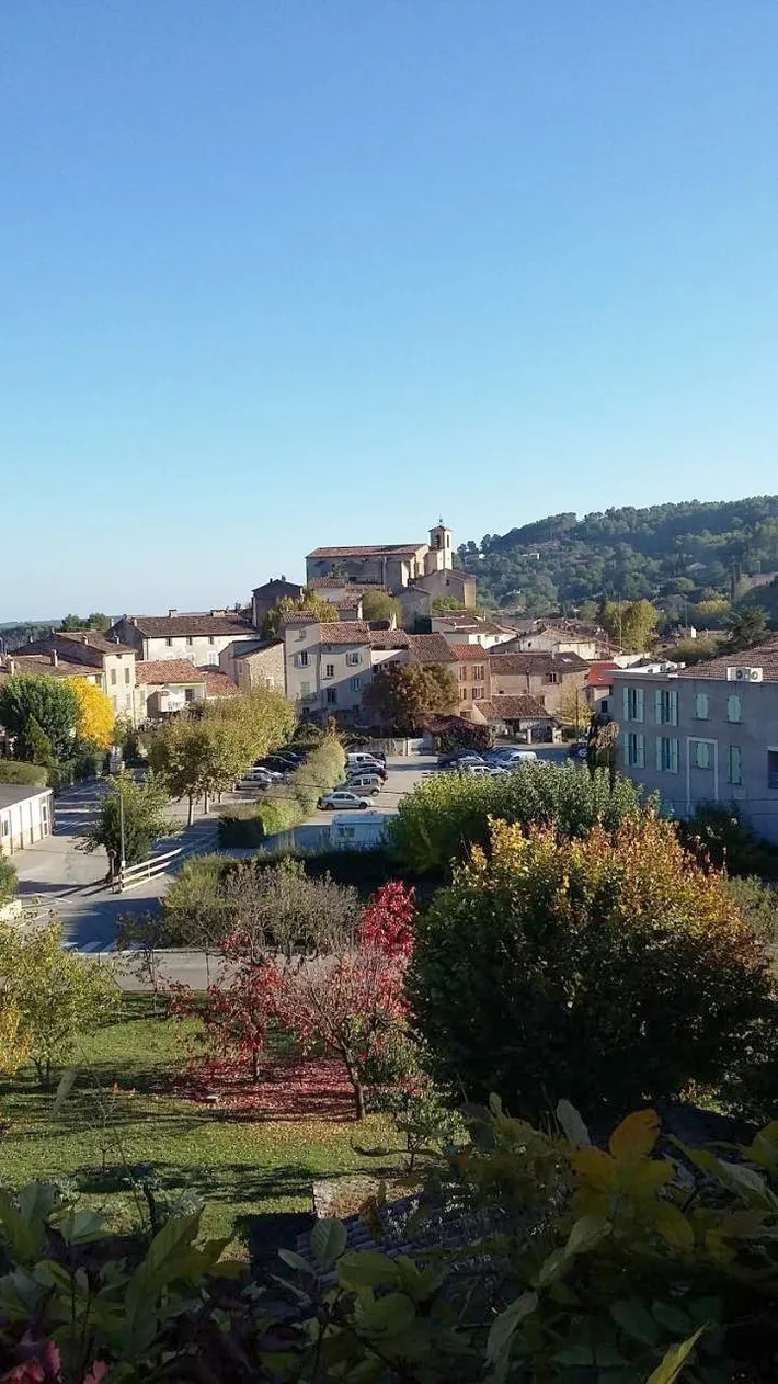 Alojamiento y desayuno para 2 personas, con vistas y terraza además de piscina y jardín - 1