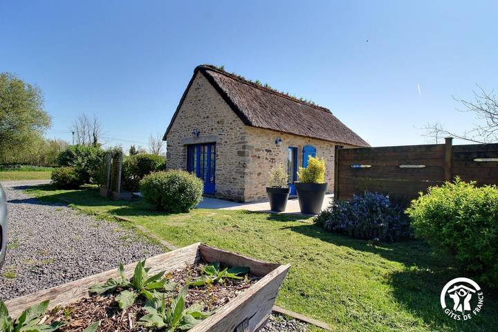 Gîte pour 2 personnes, avec terrasse ainsi que piscine et jardin à Ambon - 4