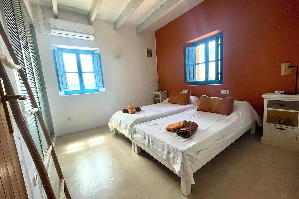 Schönes Grundstück 10 Personen mit großem Pool. Direkt Am Meer in Es Caló, Formentera