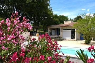 Gîte pour 4 personnes, avec jardin ainsi que terrasse et piscine à Le Puy-Sainte-Réparade