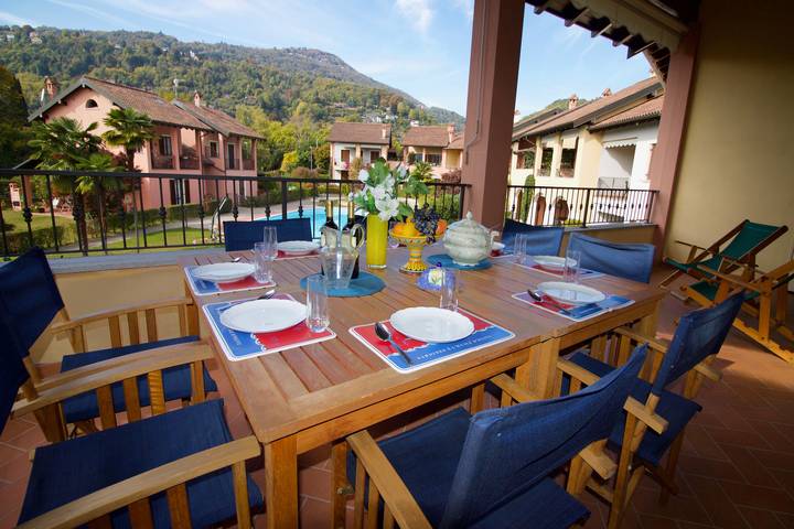 Appartamento intero, Sunflower - Lake Maggiore Duplex w/ Terrace and Shared Pool in Lesa, Lago Maggiore (Piemonte)