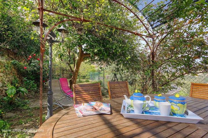 Gîte pour 2 personnes, avec Terrasse ainsi que Jardin et Vue à Occhiatana
