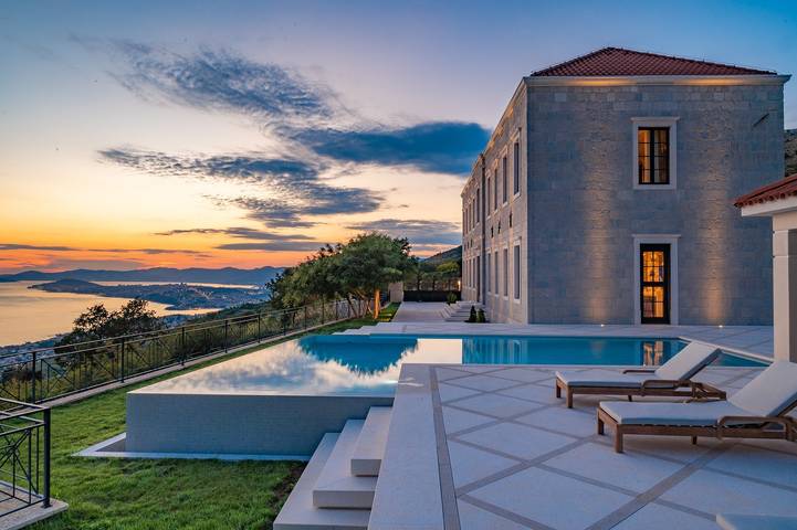 Ferienhaus für 12 Personen, mit Balkon/Terrasse und Pool sowie Sauna in Podstrana