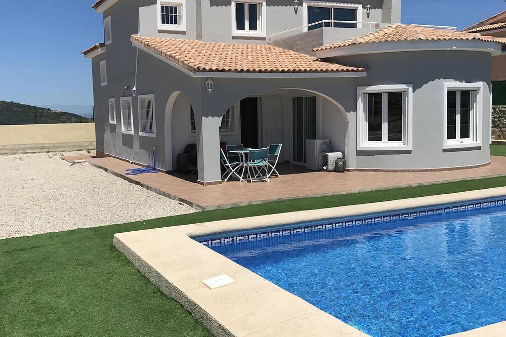 Villa moderna con excelentes vistas, orientación sur con piscina y aire acondicionado. in Gata de Gorgos, Costa Blanca