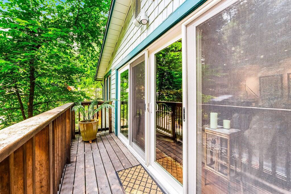 Wooded gem with large deck, fast Wifi, grill & great location - dog-friendly in California North Coast