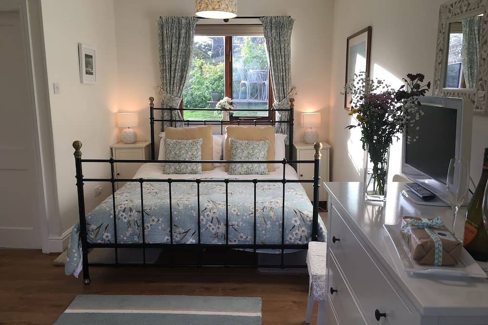 Secluded Coastal Cottage parking, garden, tree house, bike shed. Beach - 5 mins. in Alnmouth, Northumberland