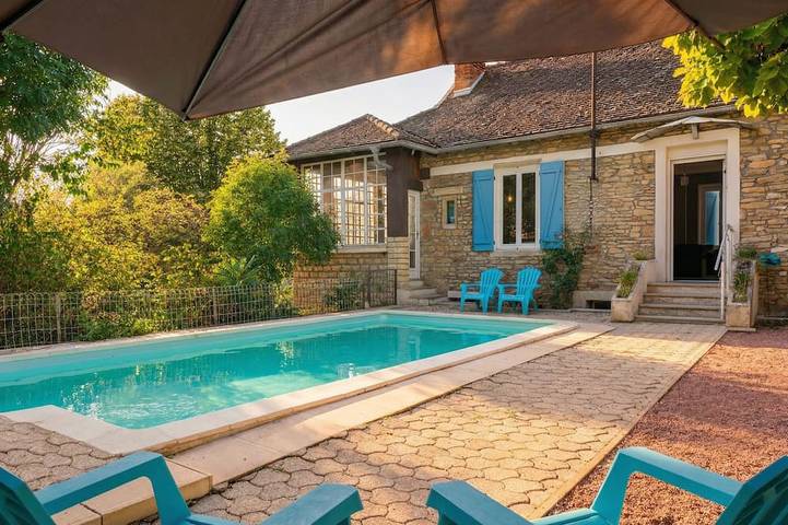 Location de vacances pour 12 personnes, avec jardin dans Davayé
