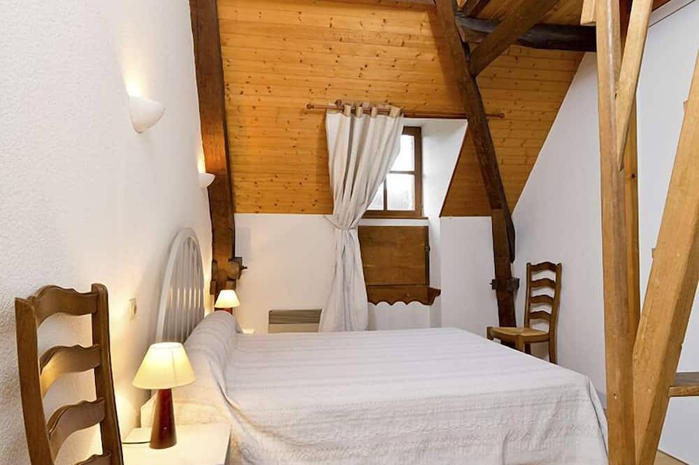 Remarkable spacious gite, swimming pool, terrace, Dordogne valley in the Lot in Loubressac, Massif Central