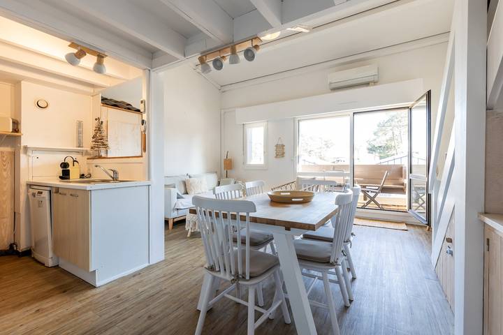 Appartement entier, Appartement climatisé au cœur du Cap Ferret – Vue lac, piscine et plages à pied – Réf. 24 in Lège-Cap-Ferret, Région d'Arcachon
