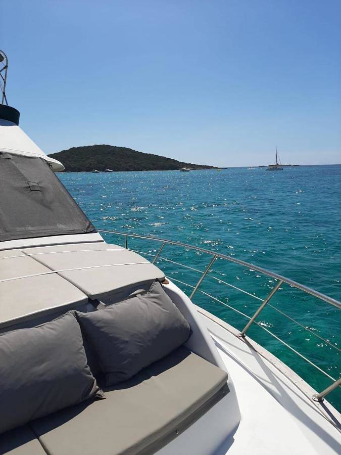 Bateau pour 4 personnes, avec Terrasse ainsi que Piscine et Vue en Corse - 4