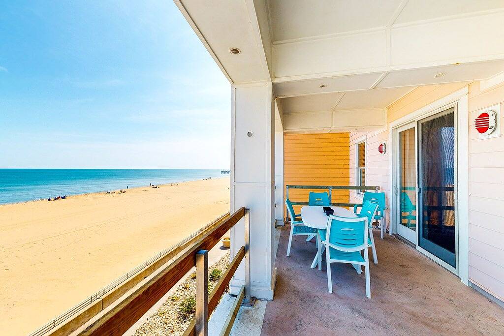 Ganze Wohnung, Coastal-themed beachfront condo with water views, W/D, pool, gym & Ac in Sandbridge Beach, Sandbridge