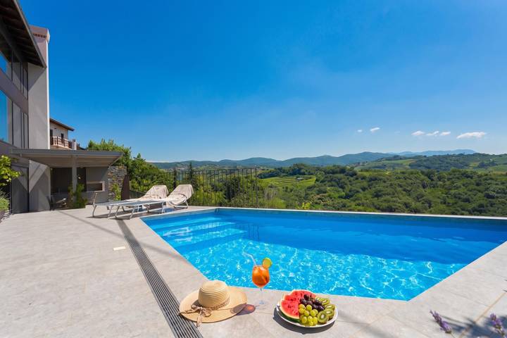 Villa für 8 Personen, mit Pool und Sauna sowie Balkon, kinderfreundlich in Slowenien