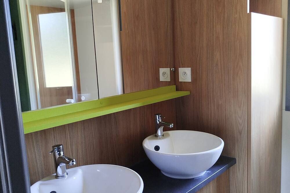Superb Portland Chalet, 3 bedrooms, sleeps up to 7, all comforts in Évron, Mayenne (desambiguación)