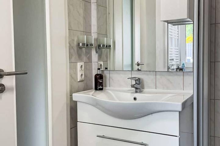 Bungalow für 2 Personen, mit Garten und Terrasse in Sellin - 3