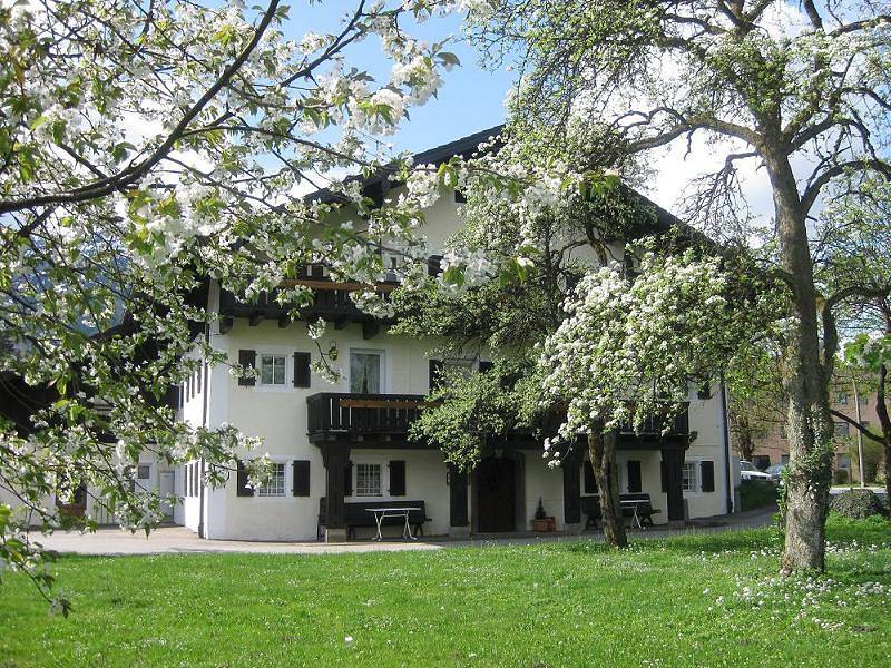 Pension Lex - geräumiges Dreibettzimmer im bayerischen Stil in Bad Reichenhall, Berchtesgadener Alpen