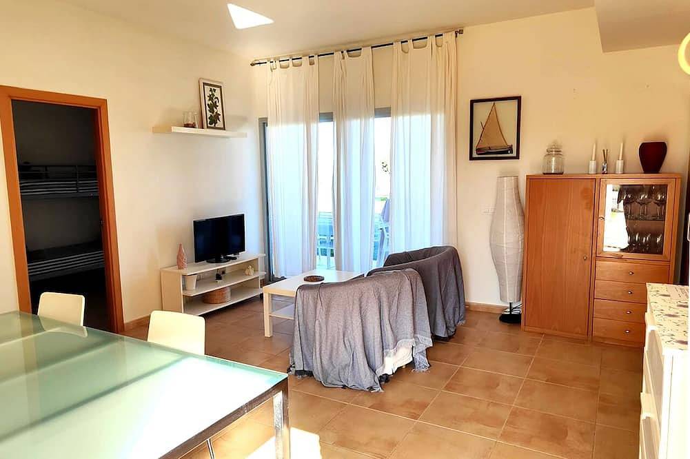 Casa de una Sola Planta con Gran Terraza y Piscina, Confortable y Tranquila in L'Ampolla, Delta de l'Ebre