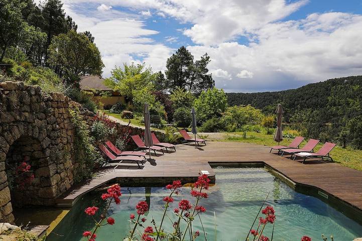 Gîte pour 15 personnes, avec jardin et jacuzzi à Saint-André-Lachamp