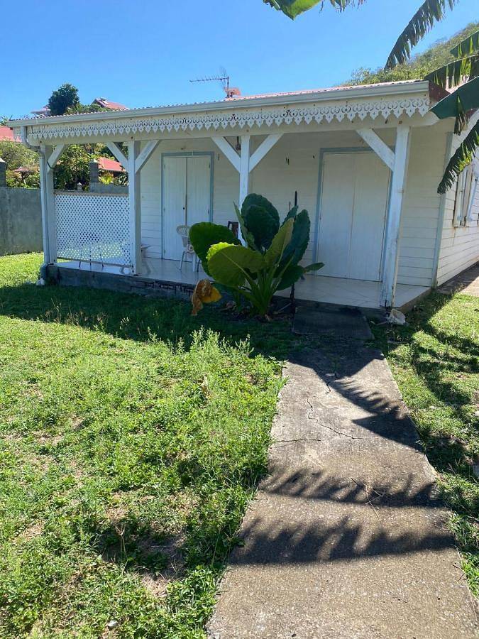 Location de vacances pour 6 personnes, avec jardin ainsi que terrasse et vue dans Le Chameau Terre De Haut