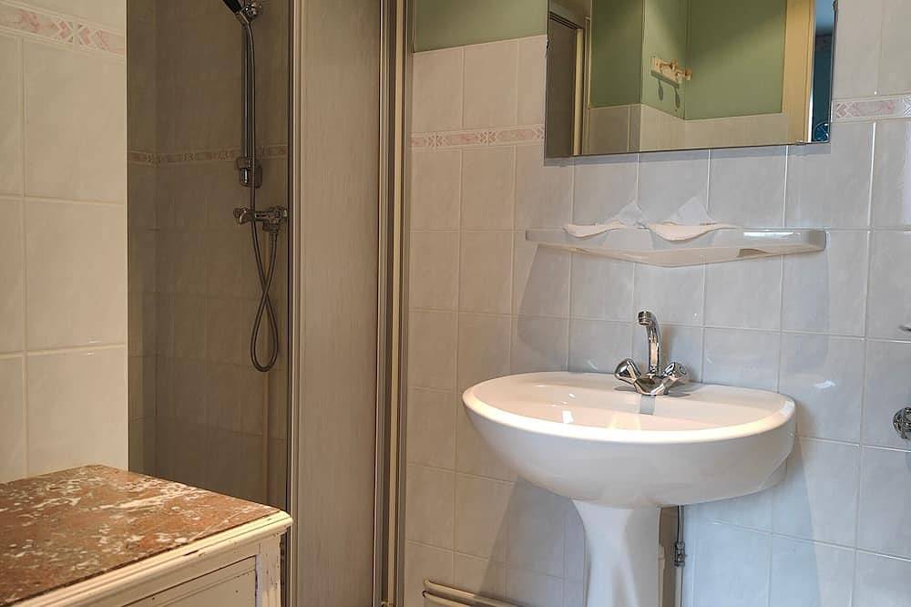 Entire apartment, “Domaine du Chêne” Room with Shared Terrace, Balcony & Wi-Fi in La Vôge-les-Bains, Épinal region