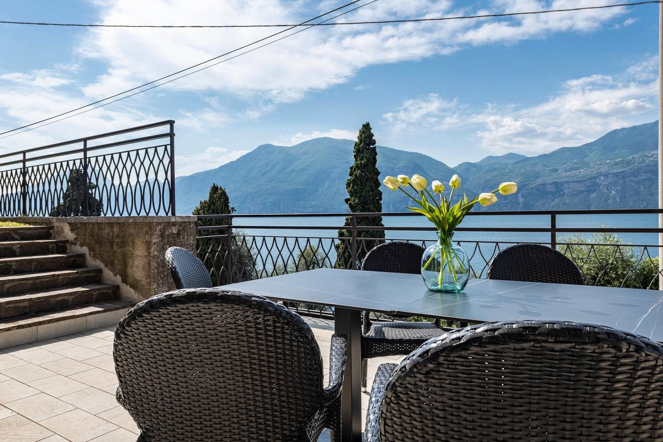 Appartement entier, Appartement 'Cà Granda Brenzone' avec vue sur lac, Wi-Fi et climatisation in Brenzone, Montagnes autour du lac de Garde