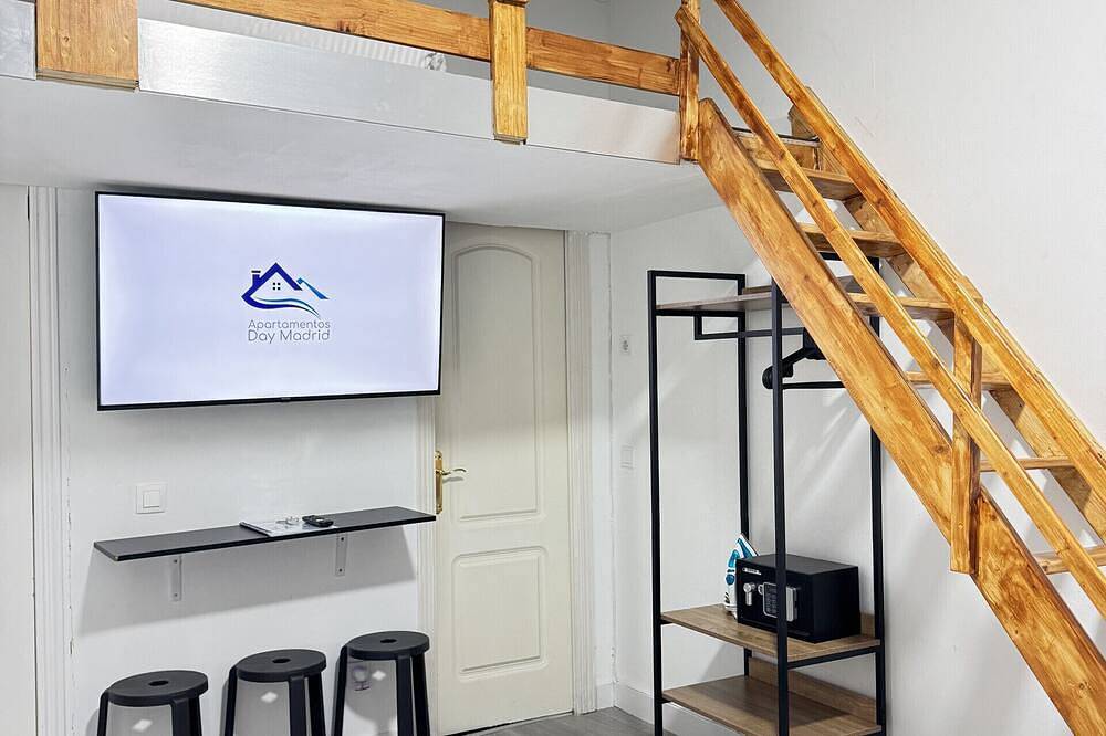 Ganze Wohnung, Downtown Cozy Exterior Duplex Studio | 017 in Centro (Madrid), Madrid