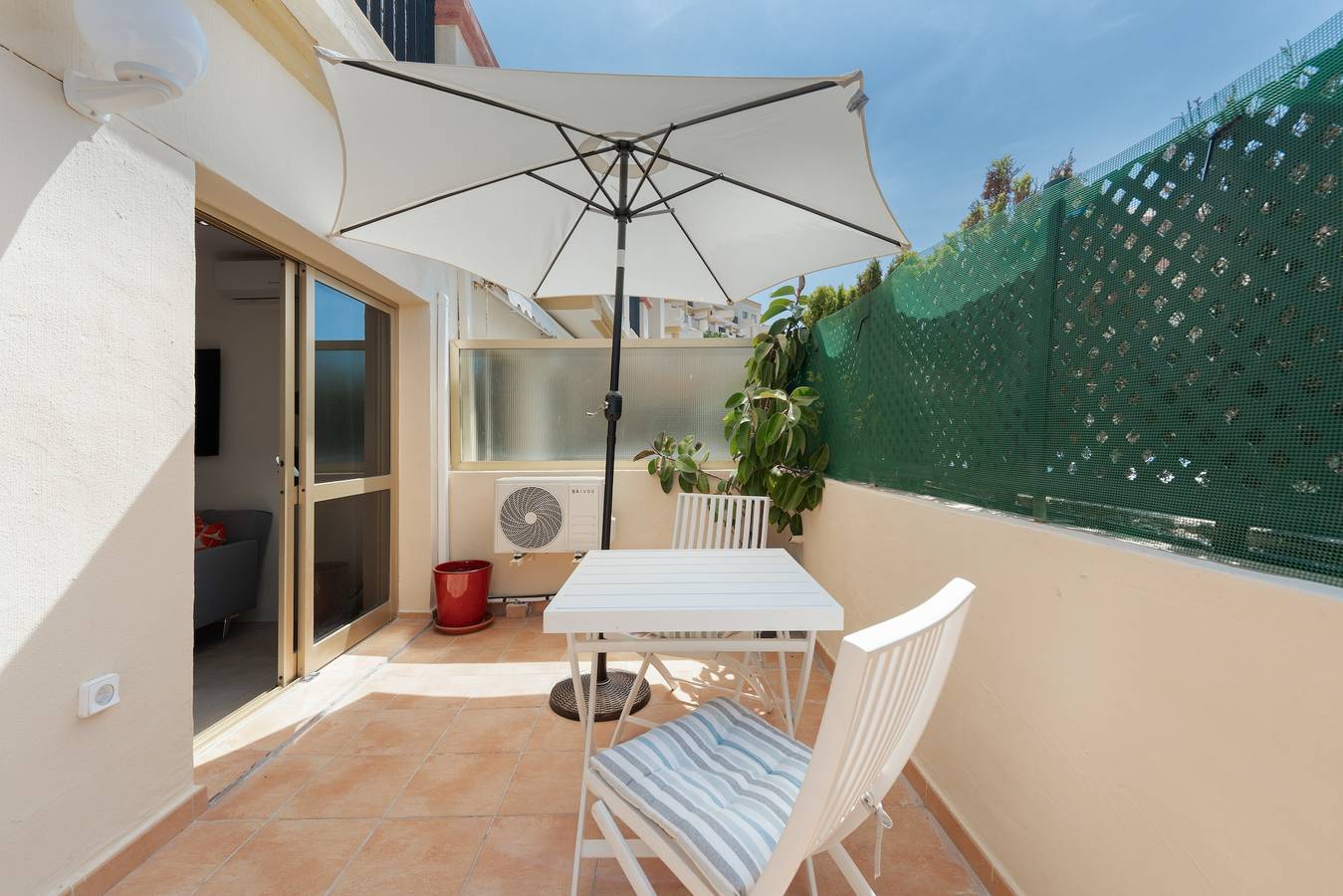 Gehele studio, Appartement 'En Elviria' met gemeenschappelijk zwembad, Wi-Fi en airconditioning in Marbella Oost, Marbella