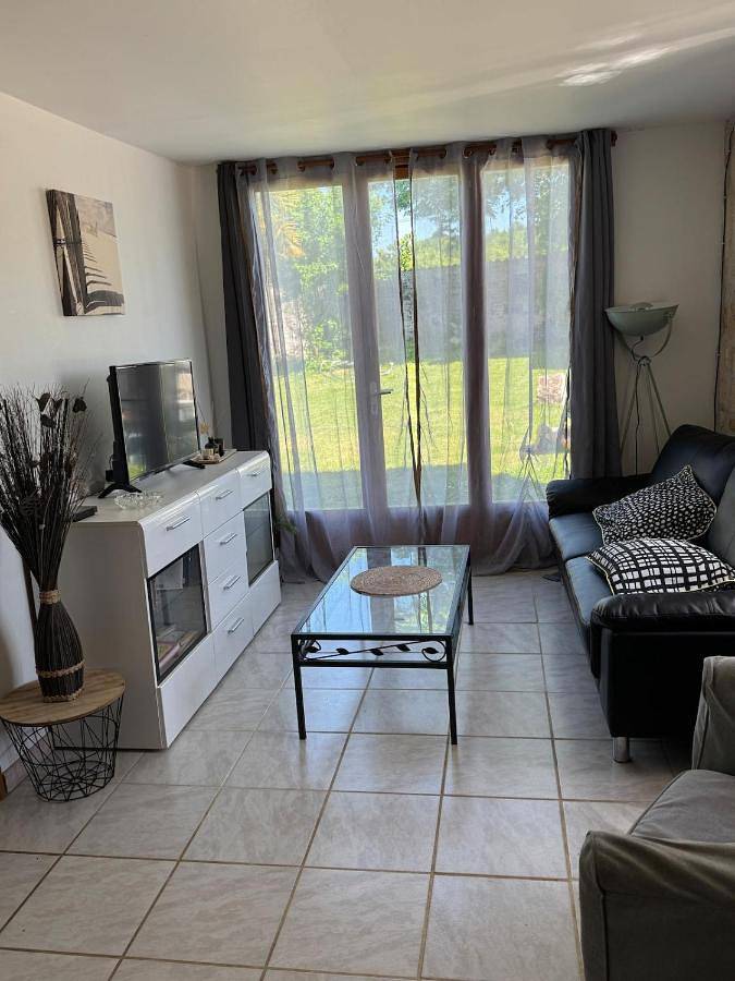 Location de vacances pour 4 personnes, avec piscine et jardin, adapté aux familles à Archingeay - 2