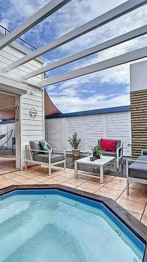 Location de vacances pour 3 personnes, avec jardin ainsi que vue et piscine à Le Moule - 2