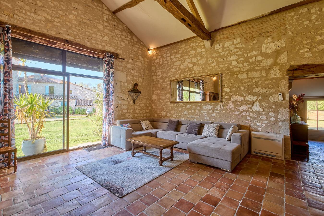 Le Pigeonnier - Piscine Privée et Jacuzzi in Thénac, Périgord Pourpre