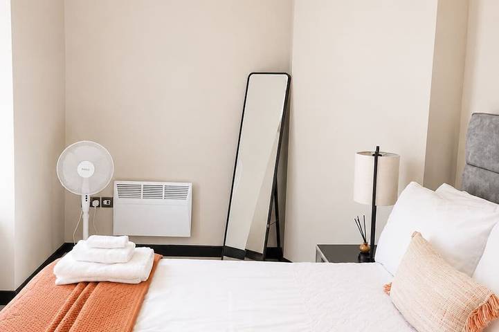 Appartement entier, Spacious 3-Bed Seaside Retreat – Walk to Beach, Sleeps 6, Free Parking in Merseyside