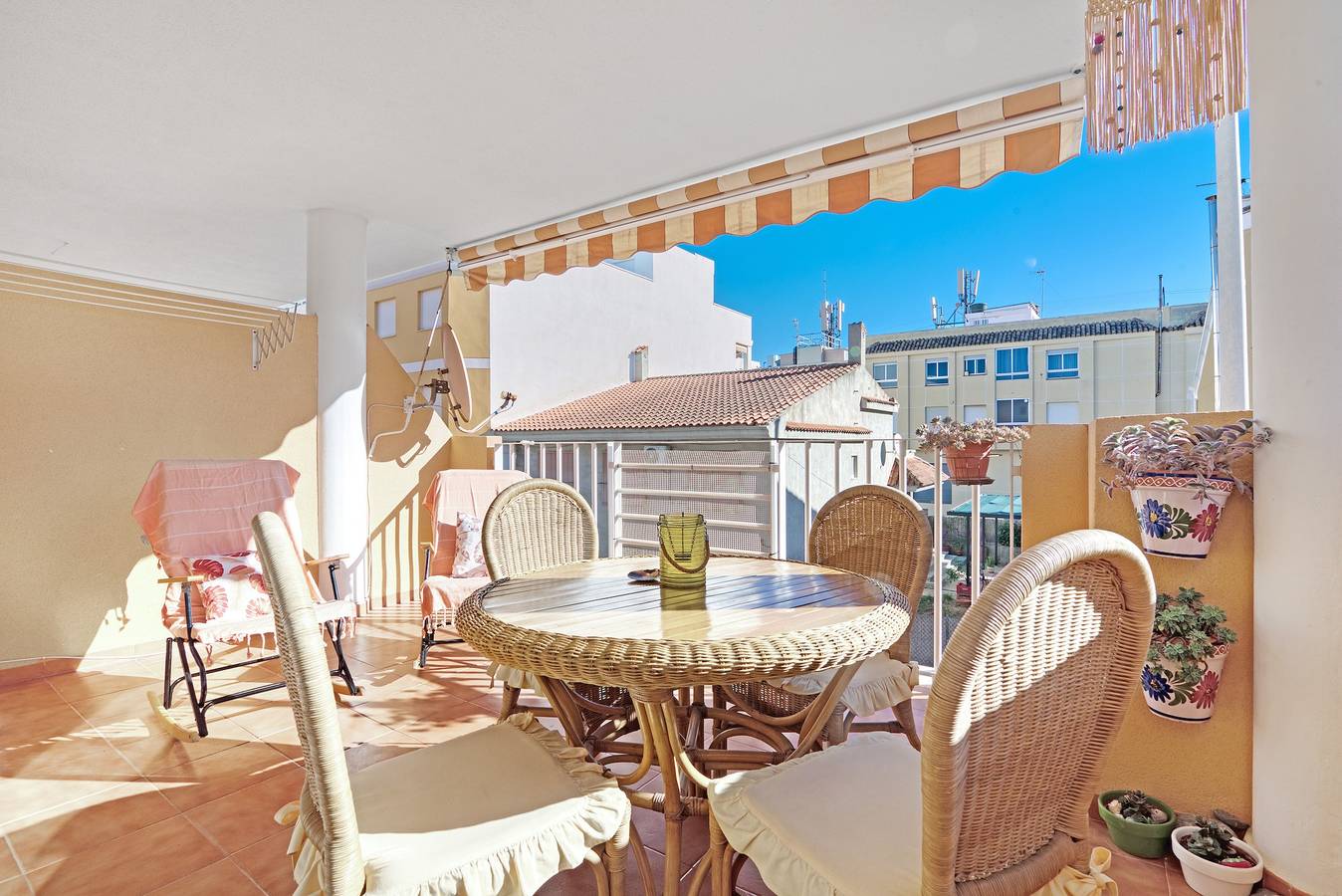 Apartamento entero, Apartamento 'Playa De Chilches' con terraza privada y balcón in Playa de Chilches, Chilches