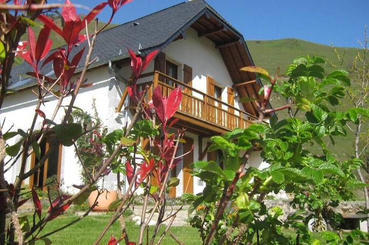 Location de vacances pour 12 personnes, avec balcon et jardin à Borce