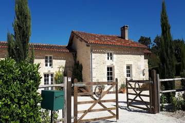 Gîte pour 6 personnes, avec jardin ainsi que terrasse et piscine à Verteillac