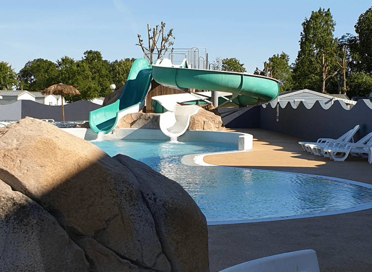 Zecamping 4 étoiles familial piscine couverte pet friendly tente Bbq in Angles, Vendée