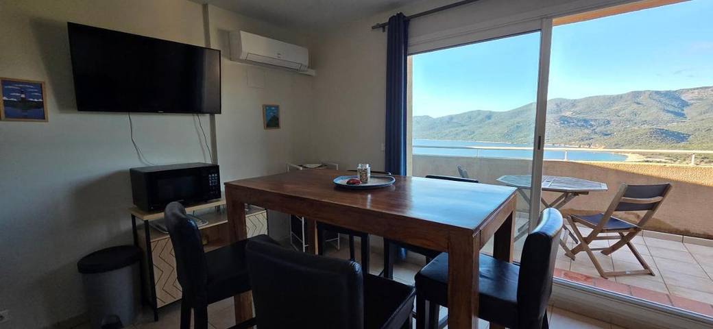 Appartement de vacances pour 4 personnes, avec terrasse ainsi que piscine et vue