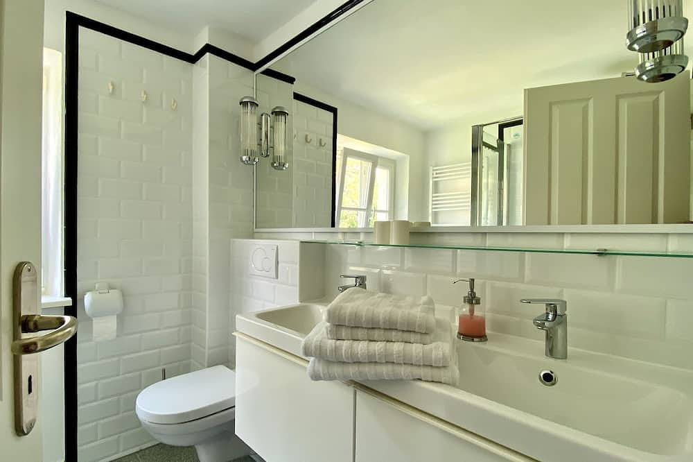 Ganze Wohnung, Eine freundl./modern Fewo in zentraler, aber sehr ruhiger Lage mit Pool! in Starnberg, Starnberger See