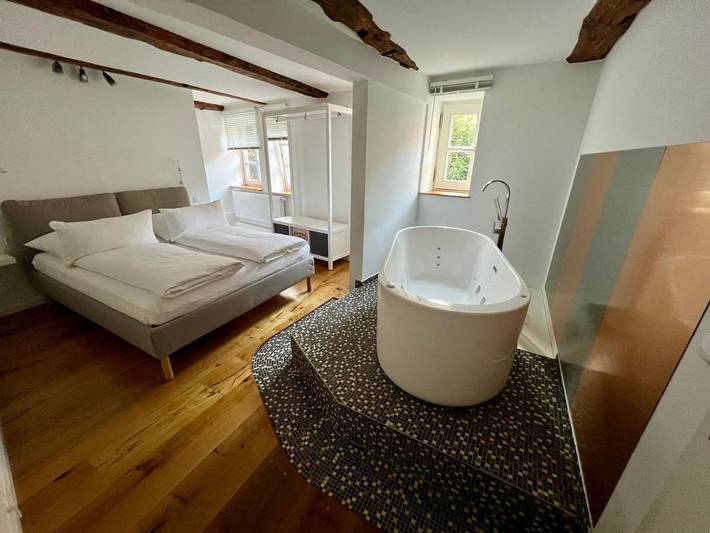 Ferienwohnung für 4 Personen, mit Whirlpool und Sauna sowie Ausblick in Celle